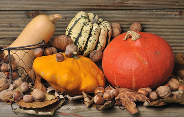 courges et fruits secs sur fond en bois
