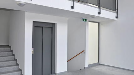 stiegenhaus mit lift © photo 5000