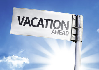 Obraz premium Vacation Ahead written on the road sign