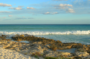 Fototapeta na wymiar Caribbean beach with waves at the Atlantic, Mexico