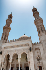 Obraz premium Low Angle of Minarets of Aldahaar Mosque with Sun