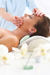 Obraz na płótnie Canvas Relaks w spa - kobieta na masażu twarzy