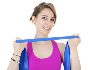 Teenager trainiert mit Theraband