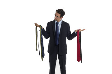 Mann wählt eine Krawatte aus