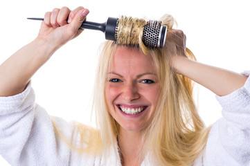 Blondine mit Haarbürste in der Hand