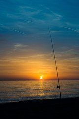 canna da pesca al tramonto