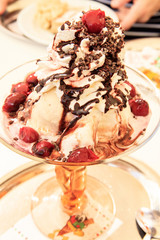 Eisbecher mit Kirschen und Schokolade