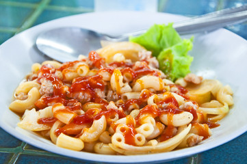 Fried macaroni with pork and tomato sauce