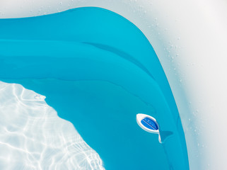 Swimmingpool mit Badethermometer