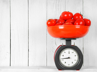 Tomatoes on scales .