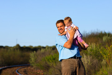 Vater wirft Kleinkind in die Luft