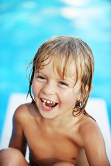 Bambino in piscina