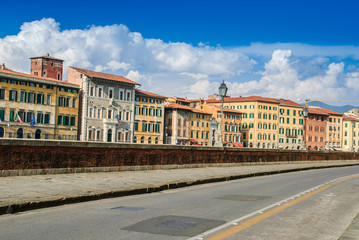 Fototapeta na wymiar Veduta dei Lungarno Gambacorti di Pisa, Italia
