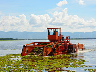 automatic cleaning ship  are removing water hyacinth in lake