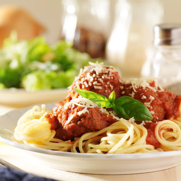 plate of italian spaghetti and meatballs