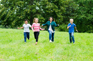 Obraz premium jugendliche rennen über eine wiese