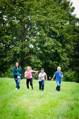 Obraz premium freunde rennen gemeinsam durch einen park