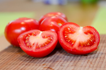 aufgeschnittene tomatenhälften