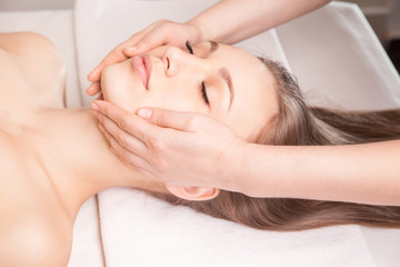 Obraz na płótnie Canvas Young bright woman receiving head massage