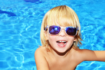 Ritratto di bambino in piscina