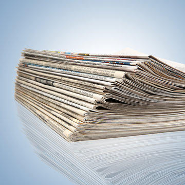 Ein Stapel mit neuen Zeitungen