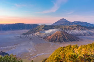 Afwasbaar Fotobehang Indonesië Mooie ochtendzonsopgang over de actieve vulkaanberg van Bromo, het eiland van Oost-Java, Indonesië, Azië