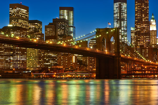 Fototapeta Brooklyn Bridge with lower Manhattan skyline at night