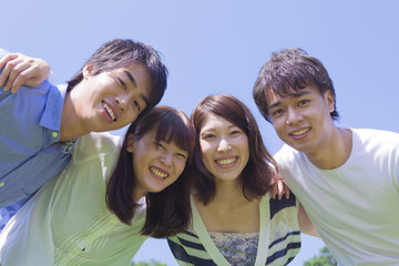 公園で微笑む若者達