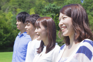 Obraz premium 公園で微笑む若者達