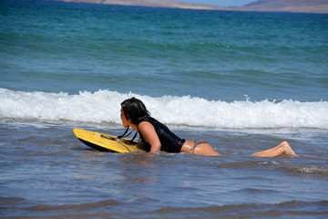 mujer practicando surf