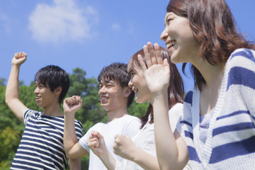 公園で微笑む若者達