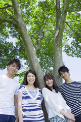 公園で微笑む若者達