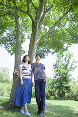 Fototapeta premium くつろぐ若いカップル