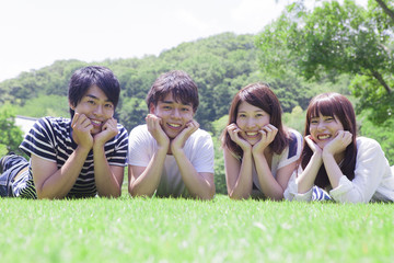 公園でくつろぐ若者達