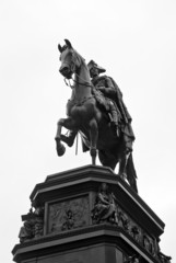 Obraz premium Das monumentale Reiterstandbild Friedrichs des Großen in Berlin