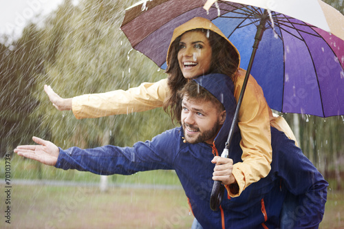 Let's hide under an umbrella in rain