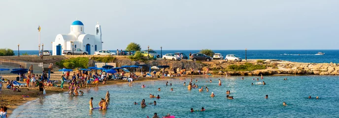 Muurstickers PARALIMNI, CYPRUS - 17 AUGUST 2014: Crowded beach with tourists © kirill_makarov