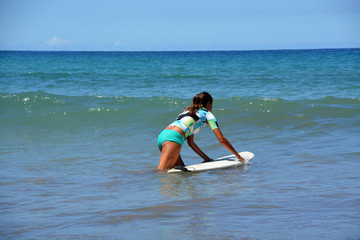 mujer practicando surf
