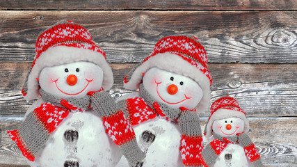 schneemannfamilie auf urlaub