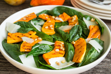 spinach salad with roasted pumpkin