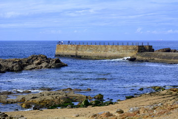 Espigón en la playa . Oporto. Portugal