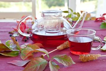 Heisser Tee im Herbst