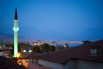 Obraz premium Kuyularonu Mosque and night view of Alanya, Turkey