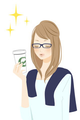 カフェタイムの笑顔の女性　眼鏡