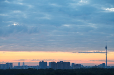 Obraz premium blue clouds and yellow sunrise sky over city