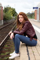 Fototapeta na wymiar junge Frau wartet auf Ihren Zug