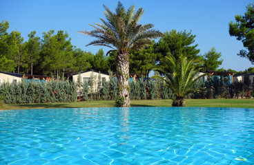 Obraz premium Hôtel et camping avec piscine,transats et parasols