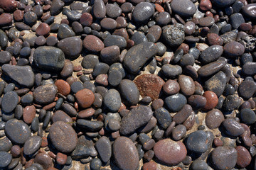 Piedras negras y rojas