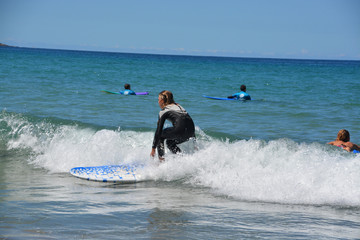 practicando surf