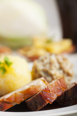 Bayerischer Schweinebraten und Bier